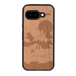 Coque de protection en bois véritable fabriquée en France pour Google Pixel 9A sur le thème du camping en pleine nature représentant une tente avec un feu de camp entouré de montagnes