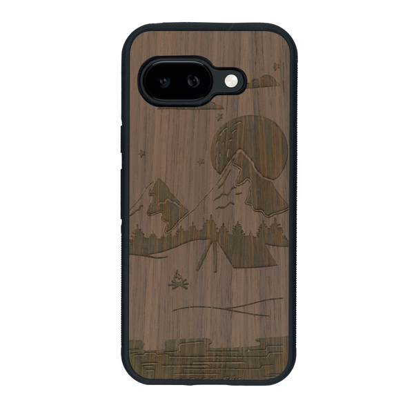 Coque de protection en bois véritable fabriquée en France pour Google Pixel 9A sur le thème du camping en pleine nature représentant une tente avec un feu de camp entouré de montagnes