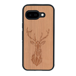 Coque de protection en bois véritable fabriquée en France pour Google Pixel 9A sur le thème de la nature et des animaux représentant une tête de cerf gométrique avec un design moderne et minimaliste