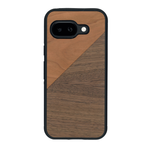 Coque de protection en bois véritable fabriquée en France pour Google Pixel 9A alliant du merisier et du noyer formant chacun un triangle avec une jointure en diagonale sur le thème de l'art abstrait