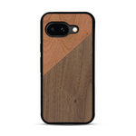 Coque de protection en bois véritable fabriquée en France pour  alliant du merisier et du noyer formant chacun un triangle avec une jointure en diagonale sur le thème de l'art abstrait