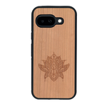 Coque de protection en bois véritable fabriquée en France pour Google Pixel 9A sur le thème de la nature et du yoga avec une gravure zen représentant une fleur de lotus