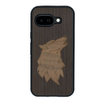 Coque de protection en bois véritable fabriquée en France pour Google Pixel 9A alliant du chêne fumé et du noyer représentant une tête de loup géométrique de profil sur le thème des animaux et de la nature