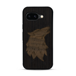 Coque de protection en bois véritable fabriquée en France pour  alliant du chêne fumé et du noyer représentant une tête de loup géométrique de profil sur le thème des animaux et de la nature