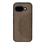 Coque de protection en bois véritable fabriquée en France pour Google Pixel 9A sur le thème de la bohème et du tatouage au henné avec une gravure représentant un mandala