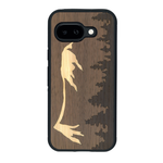 Coque de protection en bois véritable fabriquée en France pour Google Pixel 9A sur le thème de la nature et de la montagne qui allie du chêne fumé, du noyer et du bambou représentant le mont mézenc