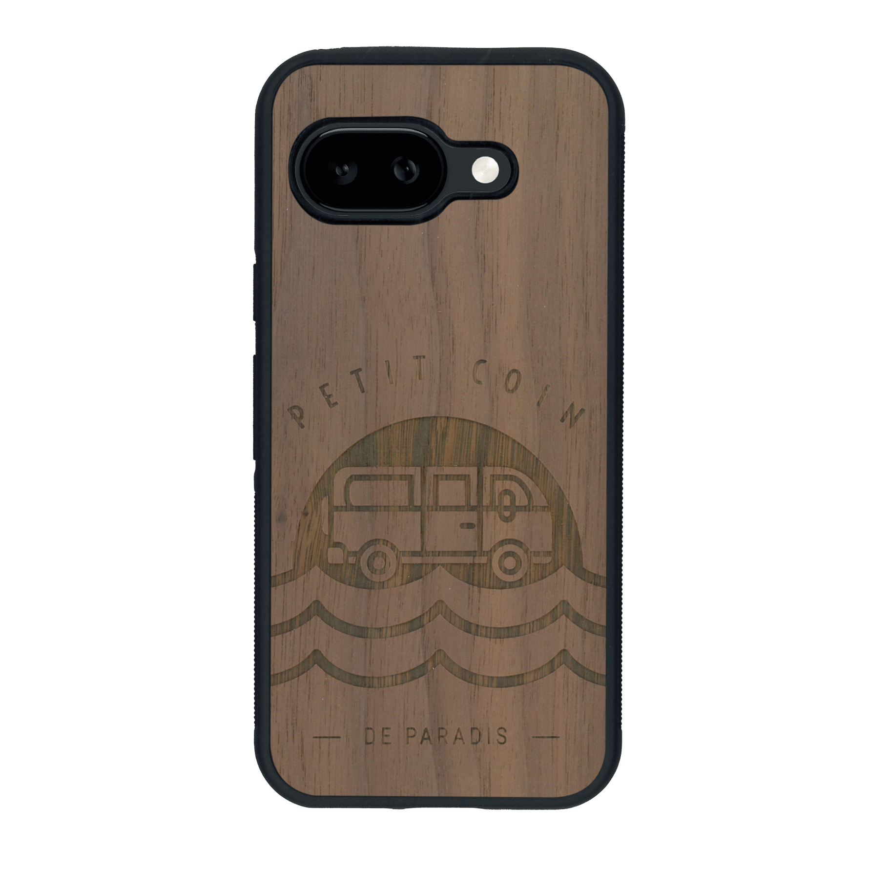 Coque de protection en bois véritable fabriquée en France pour Google Pixel 9A sur le thème des voyages en vans, vanlife et chill avec une gravure représentant un van vw combi devant le soleil couchant sur une plage avec des vagues