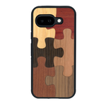 Coque de protection en bois véritable fabriquée en France pour Google Pixel 9A représentant un puzzle en six pièces qui allie du chêne fumé, du noyer, du bambou, du padouk, du merisier et de l'acajou