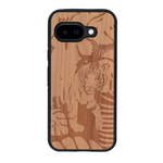 Coque de protection en bois véritable fabriquée en France pour Google Pixel 9A sur le thème de la nature et des animaux représentant un tigre dans la jungle entre des fougères