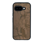 Coque de protection en bois véritable fabriquée en France pour Google Pixel 9A sur le thème de la nature et des animaux représentant un tigre dans la jungle entre des fougères