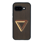 Coque de protection en bois véritable fabriquée en France pour Google Pixel 9A sur le thème de l'art géométrique qui allie du chêne fumé, du noyer, du bambou et du padouk représentant le triangle de penrose
