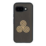 Coque de protection en bois véritable fabriquée en France pour Google Pixel 9A alliant du chêne fumé et du bambou et doré représentant un triskell