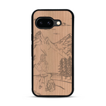 Coque de protection en bois véritable fabriquée en France pour  sur le thème de la randonnée en montagne et de l'aventure avec une gravure représentant une femme de dos face à un paysage de nature