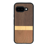 Coque de protection en bois véritable fabriquée en France pour Google Pixel 9A alliant des bandes horizontales de bambou, merisier et noyer