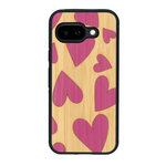 Coque de protection en bois véritable fabriquée en France pour Google Pixel 9A alliant plusieurs essences de bois pour représenter des coeurs pour les amoureux