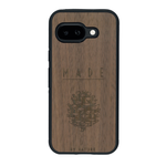 Coque de protection en bois véritable fabriquée en France pour Google Pixel 9A sur le thème de la nature et des arbres avec une gravure représentant une pomme de pin et la phrase "made by nature"