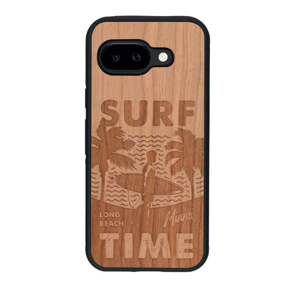Coque de protection en bois véritable fabriquée en France pour Google Pixel 9A sur le thème chill avec un motif représentant une silouhette tenant une planche de surf sur une plage entouré de palmiers et les mots "Surf Time Long Beach Miami"