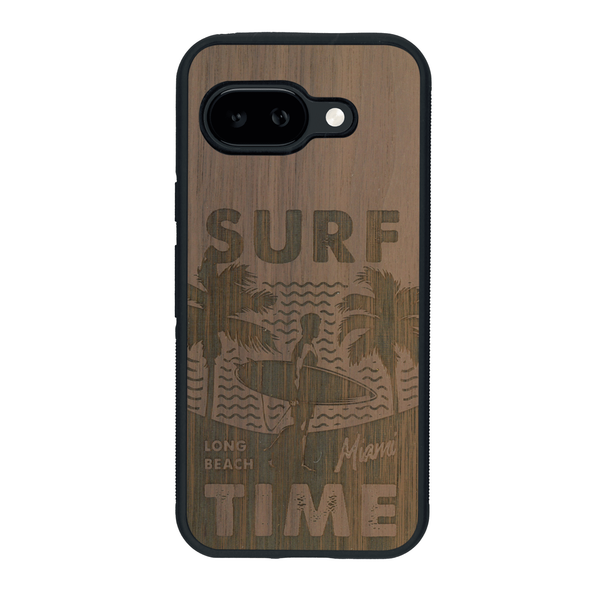 Coque de protection en bois véritable fabriquée en France pour Google Pixel 9A sur le thème chill avec un motif représentant une silouhette tenant une planche de surf sur une plage entouré de palmiers et les mots "Surf Time Long Beach Miami"