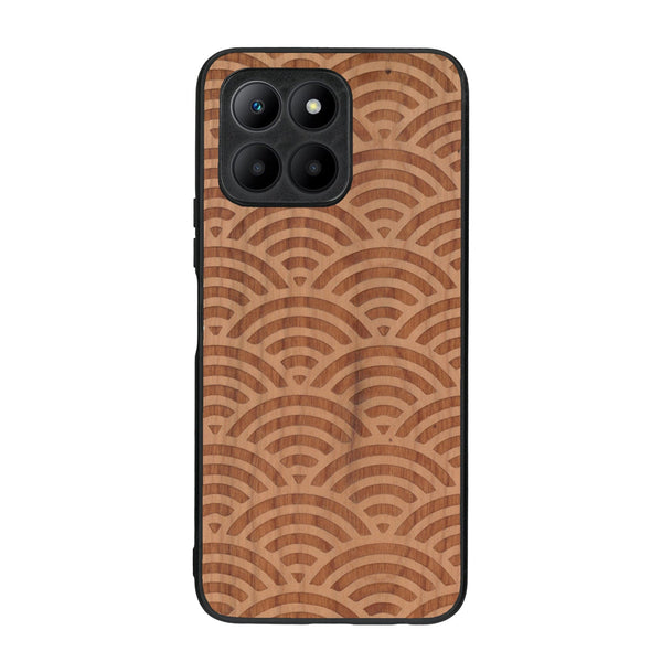 Coque de protection en bois véritable fabriquée en France pour Honor 70 Lite baptisée "La Sinjak" avec un motif de gravure abstrait représentant la répétition d'un symbole wifi
