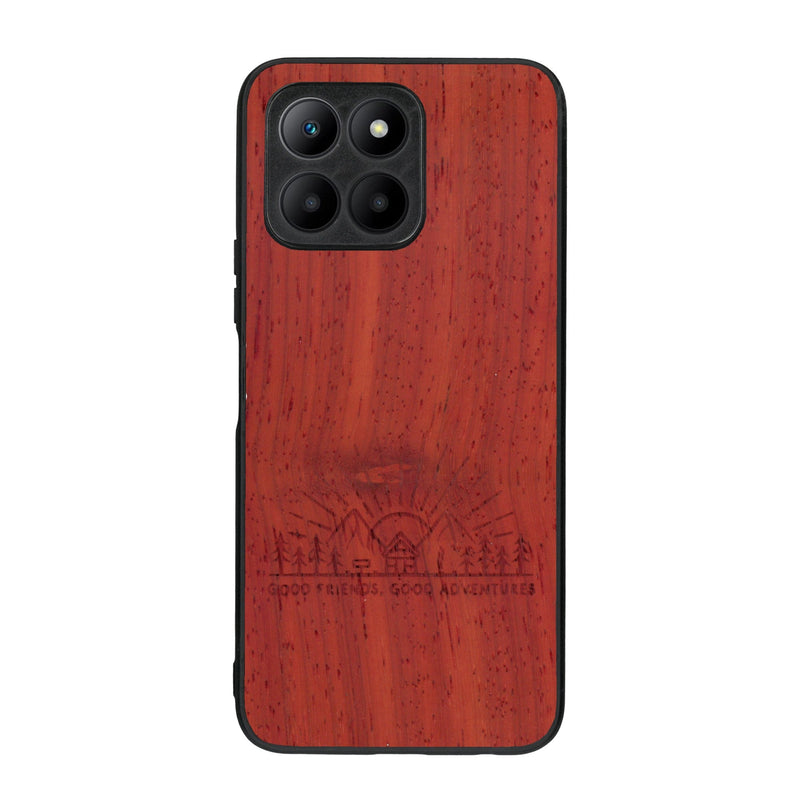 Coque de protection en bois véritable fabriquée en France pour Honor 70 Lite sur le thème chill et nature avec un motif représentant un levé de soleil sur un paysage de montagne avec des sapins et un chalet et la phrase "Good friends, good adventure"