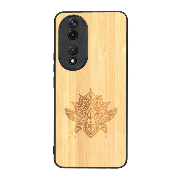 Coque de protection en bois véritable fabriquée en France pour Honor 90 sur le thème de la nature et du yoga avec une gravure zen représentant une fleur de lotus