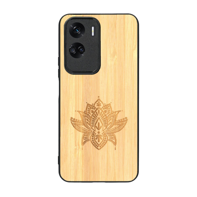 Coque de protection en bois véritable fabriquée en France pour Honor 90 Lite sur le thème de la nature et du yoga avec une gravure zen représentant une fleur de lotus