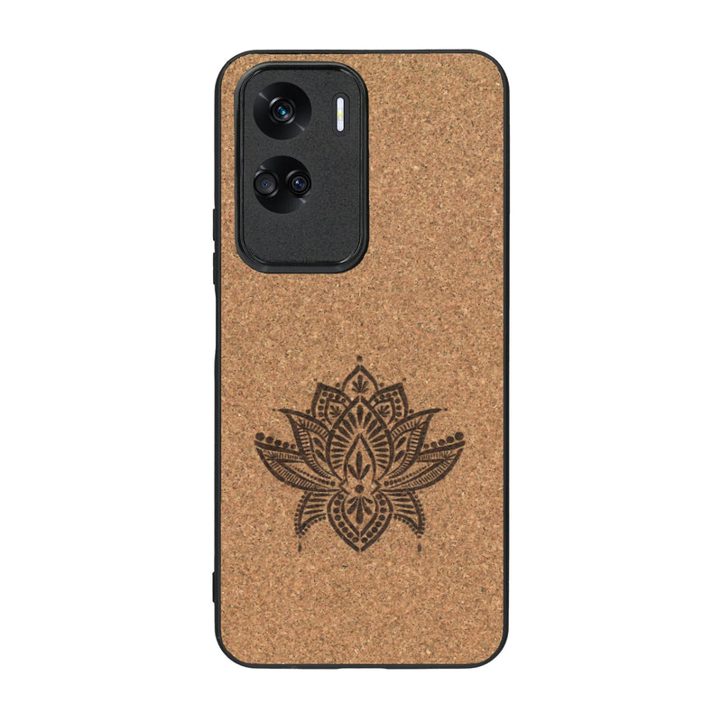 Coque de protection en bois véritable fabriquée en France pour Honor 90 Lite sur le thème de la nature et du yoga avec une gravure zen représentant une fleur de lotus