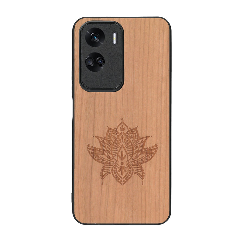 Coque de protection en bois véritable fabriquée en France pour Honor 90 Lite sur le thème de la nature et du yoga avec une gravure zen représentant une fleur de lotus