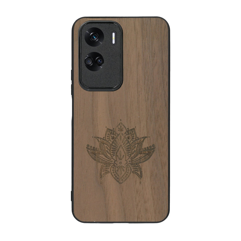 Coque de protection en bois véritable fabriquée en France pour Honor 90 Lite sur le thème de la nature et du yoga avec une gravure zen représentant une fleur de lotus