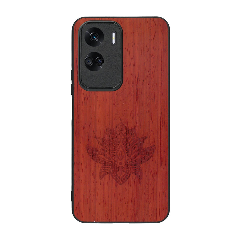 Coque de protection en bois véritable fabriquée en France pour Honor 90 Lite sur le thème de la nature et du yoga avec une gravure zen représentant une fleur de lotus