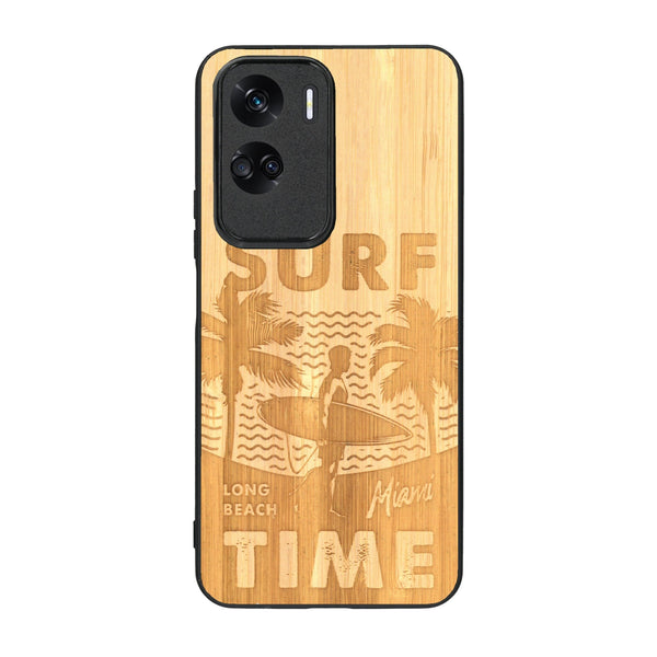 Coque de protection en bois véritable fabriquée en France pour Honor 90 Lite sur le thème chill avec un motif représentant une silouhette tenant une planche de surf sur une plage entouré de palmiers et les mots "Surf Time Long Beach Miami"