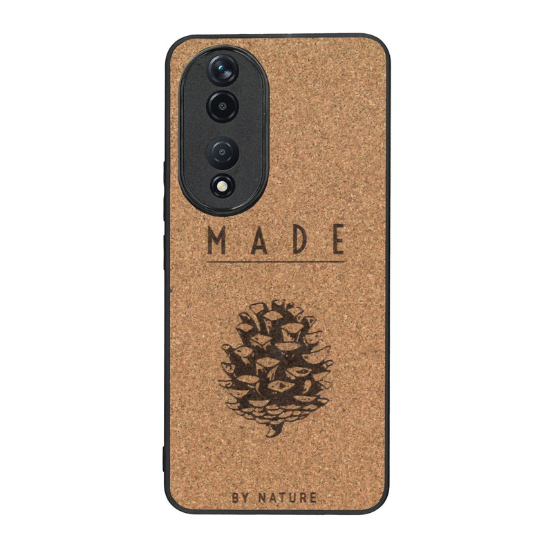 Coque de protection en bois véritable fabriquée en France pour Honor 90 sur le thème de la nature et des arbres avec une gravure représentant une pomme de pin et la phrase "made by nature"