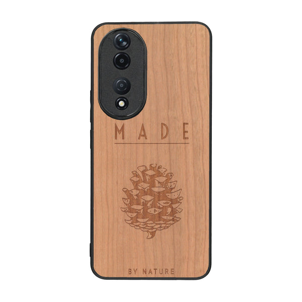 Coque de protection en bois véritable fabriquée en France pour Honor 90 sur le thème de la nature et des arbres avec une gravure représentant une pomme de pin et la phrase "made by nature"