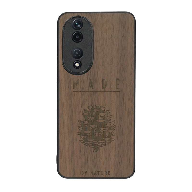 Coque de protection en bois véritable fabriquée en France pour Honor 90 sur le thème de la nature et des arbres avec une gravure représentant une pomme de pin et la phrase "made by nature"