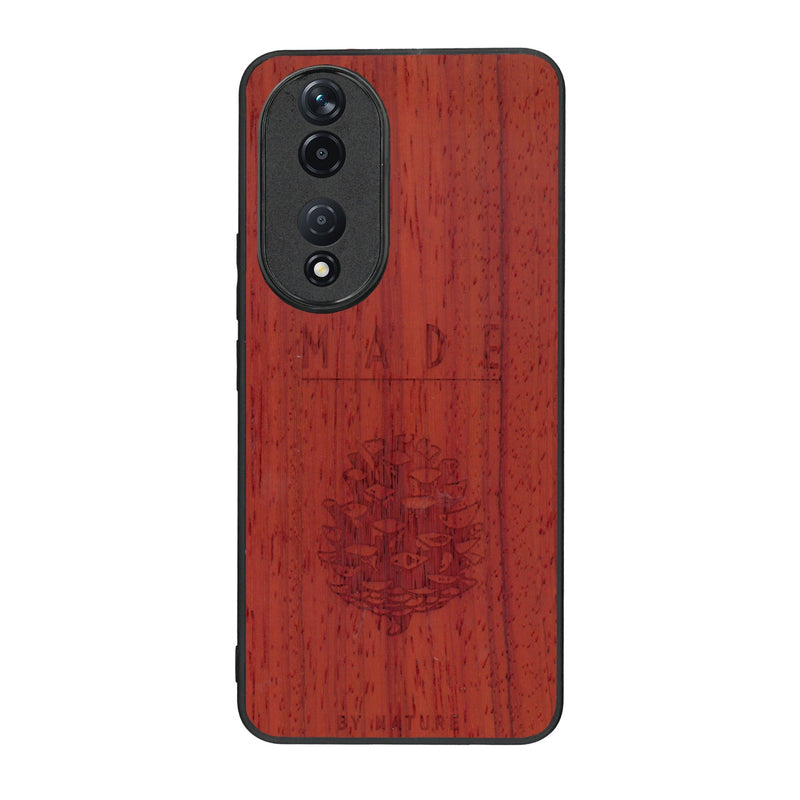 Coque de protection en bois véritable fabriquée en France pour Honor 90 sur le thème de la nature et des arbres avec une gravure représentant une pomme de pin et la phrase "made by nature"
