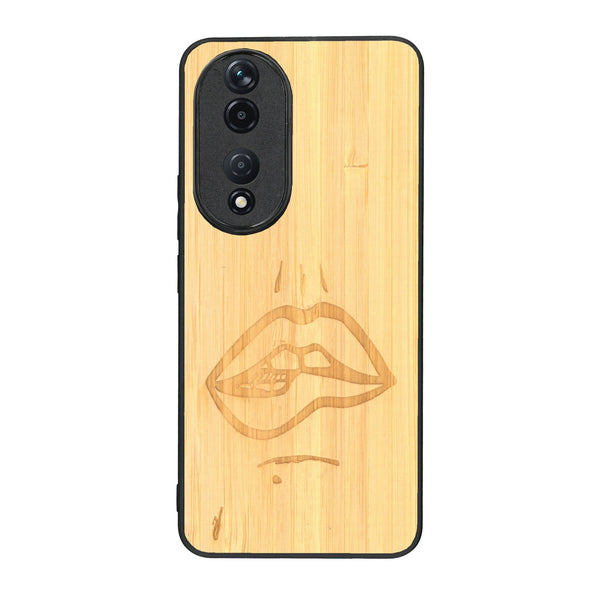Coque de protection en bois véritable fabriquée en France pour Honor 90 représentant de manière minimaliste une bouche de féminine se mordant le coin de la lèvre de manière sensuelle dessinée à la main par l'artiste Maud Dabs