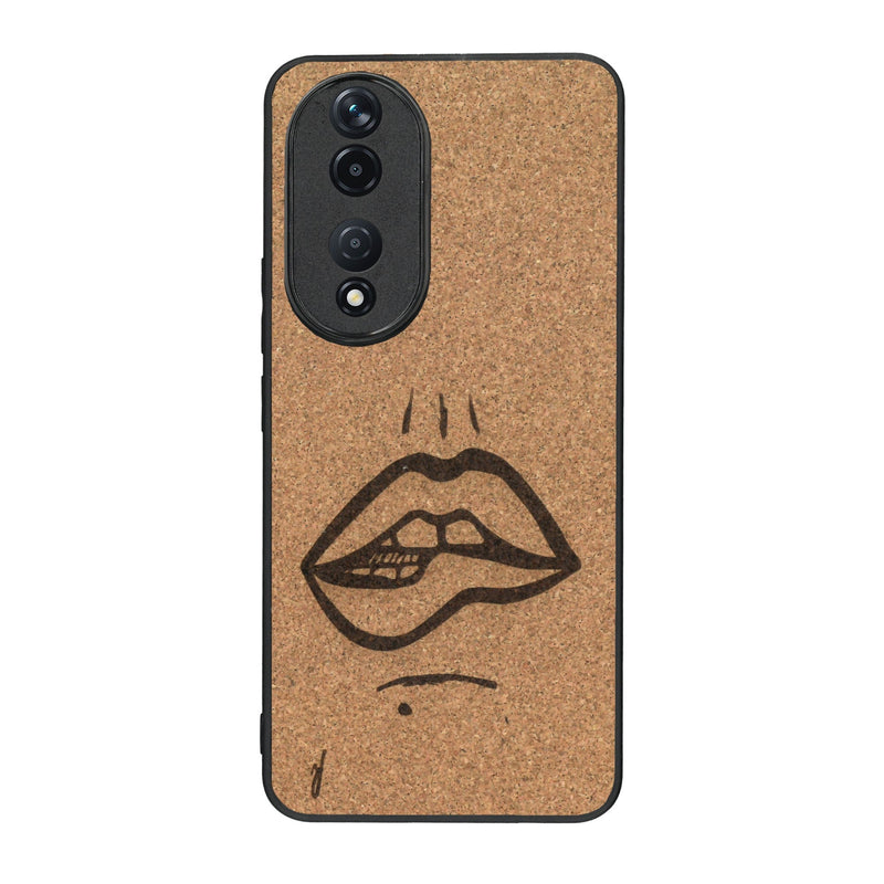 Coque de protection en bois véritable fabriquée en France pour Honor 90 représentant de manière minimaliste une bouche de féminine se mordant le coin de la lèvre de manière sensuelle dessinée à la main par l'artiste Maud Dabs