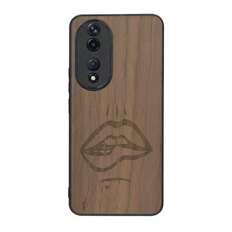 Coque de protection en bois véritable fabriquée en France pour Honor 90 représentant de manière minimaliste une bouche de féminine se mordant le coin de la lèvre de manière sensuelle dessinée à la main par l'artiste Maud Dabs