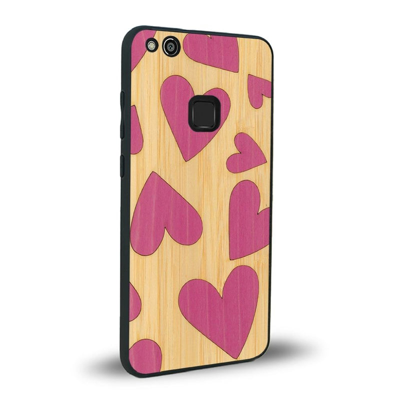 Coque de protection en bois véritable fabriquée en France pour Huawei P10 Lite alliant plusieurs essences de bois pour représenter des coeurs pour les amoureux