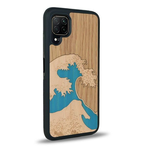 Coque de protection en bois véritable fabriquée en France pour Huawei P40 Lite alliant plusieurs essences de bois pour représenter la célèbre grande vague de Kanagawa