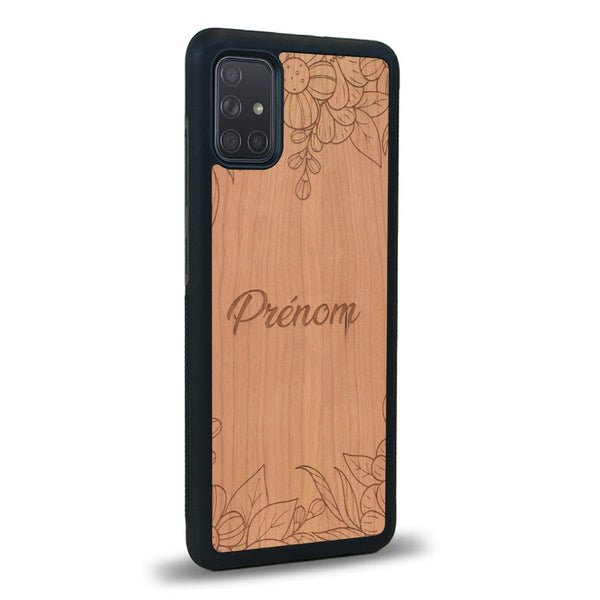 Coque de protection en bois véritable fabriquée en France pour Samsung A02S sur le thème de la fête des mères avec un motif représentant des fleurs et des feuilles