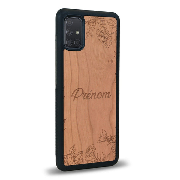 Coque de protection en bois véritable fabriquée en France pour Samsung A02S sur le thème de la fête des mères avec un motif représentant des fleurs et des feuilles