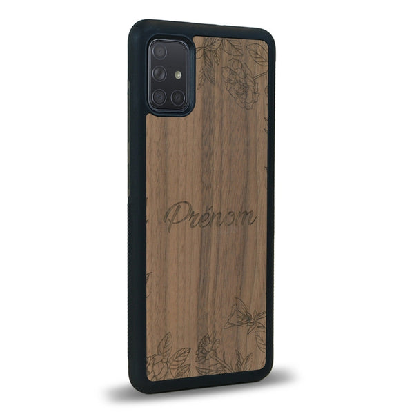 Coque de protection en bois véritable fabriquée en France pour Samsung A02S sur le thème de la fête des mères avec un motif représentant des fleurs et des feuilles