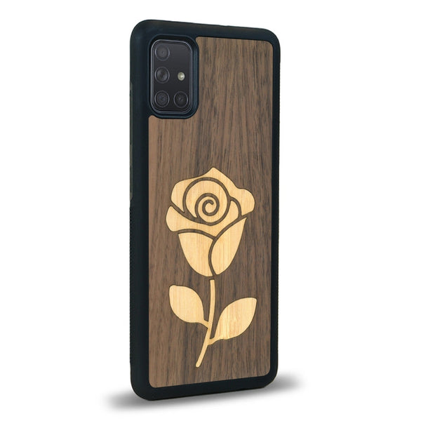 Coque de protection en bois véritable fabriquée en France pour Samsung A02S alliant plusieurs essences de bois pour représenter une rose