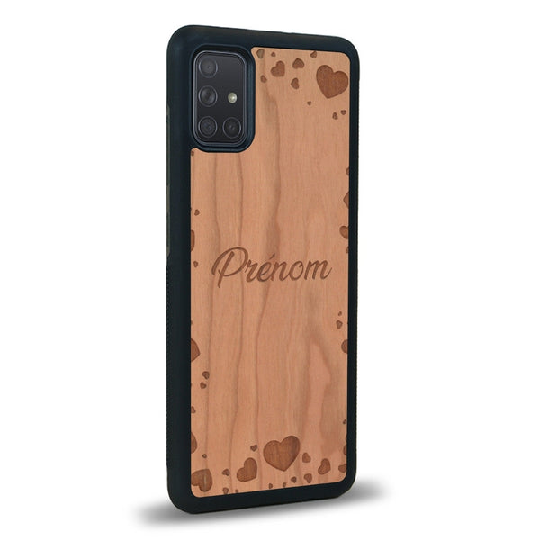 Coque de protection en bois véritable fabriquée en France pour Samsung A02S sur le thème de la fête des mères avec un motif représentant des coeurs et des feuilles