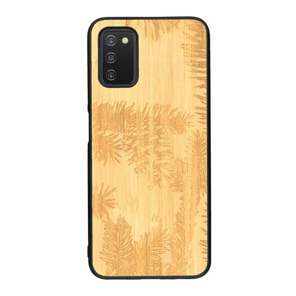 Coque de protection en bois véritable fabriquée en France pour Samsung A03S sur le thème de la nature des arbres avec un motif de gravure représentant des épines de sapin et des pommes de pin
