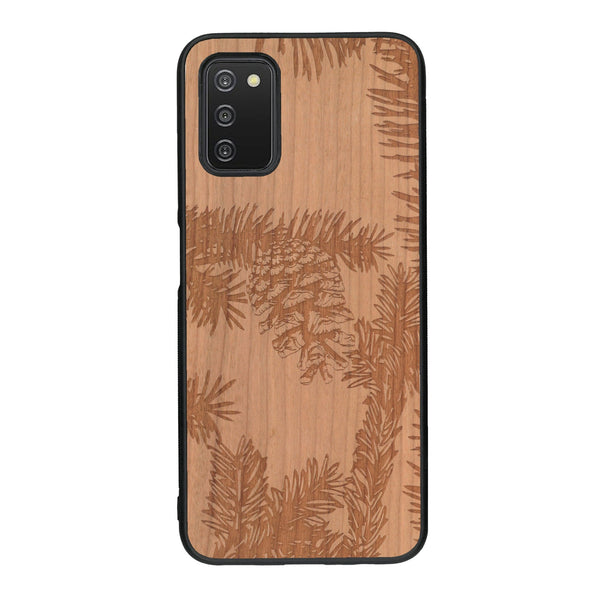 Coque de protection en bois véritable fabriquée en France pour Samsung A03S sur le thème de la nature des arbres avec un motif de gravure représentant des épines de sapin et des pommes de pin