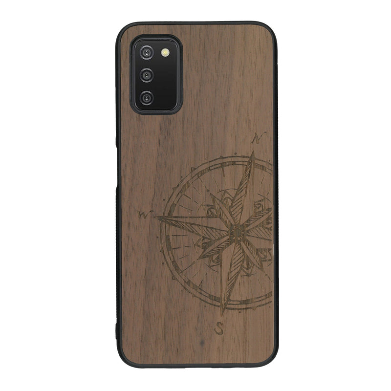 Coque de protection en bois véritable fabriquée en France pour Samsung A03S avec une gravure "rose des vents" sur le thème nautique et de l'océan qui s'inspire des boussoles de pirate