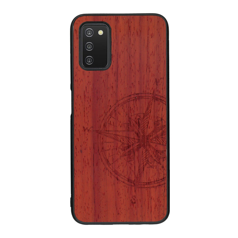 Coque de protection en bois véritable fabriquée en France pour Samsung A03S avec une gravure "rose des vents" sur le thème nautique et de l'océan qui s'inspire des boussoles de pirate
