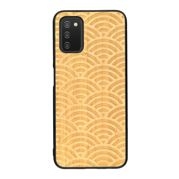 Coque de protection en bois véritable fabriquée en France pour Samsung A03S baptisée "La Sinjak" avec un motif de gravure abstrait représentant la répétition d'un symbole wifi